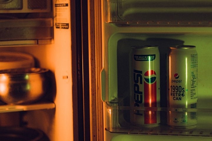 "A geladeira estava frequentemente vazia ou cheia de comida estragada, e minha mãe passava cada vez mais tempo em sua grande cama, imersa na leitura da Bíblia", contou.