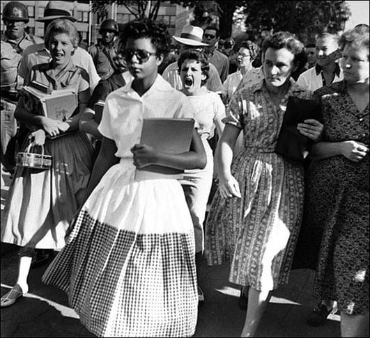 Elizabeth Eckford - Nascida em 4/10/1941, foi uma das primeiras negras a frequentar escola para brancos. Sua imagem ao chegar ao colégio, perseguida e hostilizada por brancas, principalmente Hazel Bryan (gritando), se cristalizou na simbólica foto de Will Counts, que teve grande repercussão.-Reprodução do site jornalggn.com.br