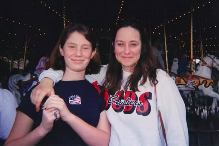 "Ela [Samantha Lewes, ex-mulher de Tom Hanks] descreveu um crime horrível que o pai dela teria cometido contra uma menina. Eram relatos gráficos, com datas e detalhes", relata Elizabeth.