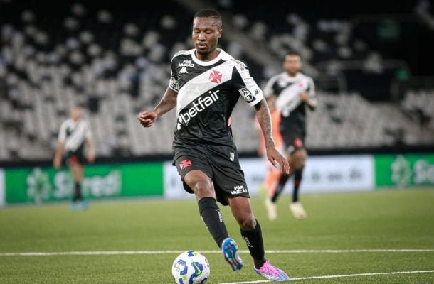 LOIDE AUGUSTO - Entrou na vaga de Garré e, mais uma vez, não foi bem. Deixou a torcida furiosa depois de andar em campo e perder a bola. NOTA 2,5 - Foto: Matheus Lima / Vasco