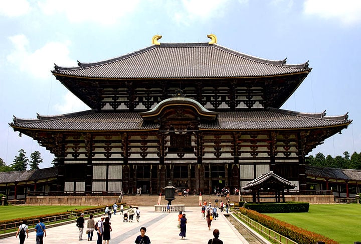 Templo de Todai-ji, em Nara, Japão: Este templo é o lar da maior estátua de bronze do mundo, uma estátua de Buda.