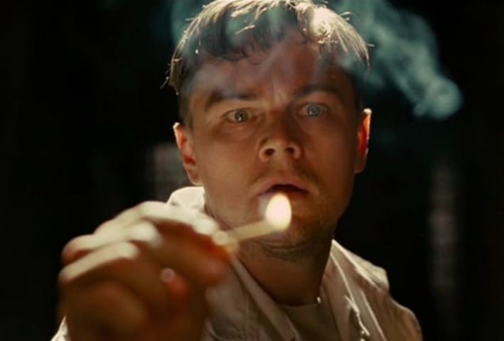 Ilha do Medo (2010): dirigido por Martin Scorsese, o filme é baseado no livro "Pacient 67", de Dennis Lehane. A história segue Teddy Daniels (Leonardo DiCaprio), um detetive federal que investiga o desaparecimento de uma paciente em um hospital psiquiátrico localizado em uma ilha isolada. Enquanto Teddy explora o hospital e entrevista os pacientes e funcionários, ele começa a descobrir segredos perturbadores sobre o local e a questionar sua própria sanidade. O filme combina suspense co