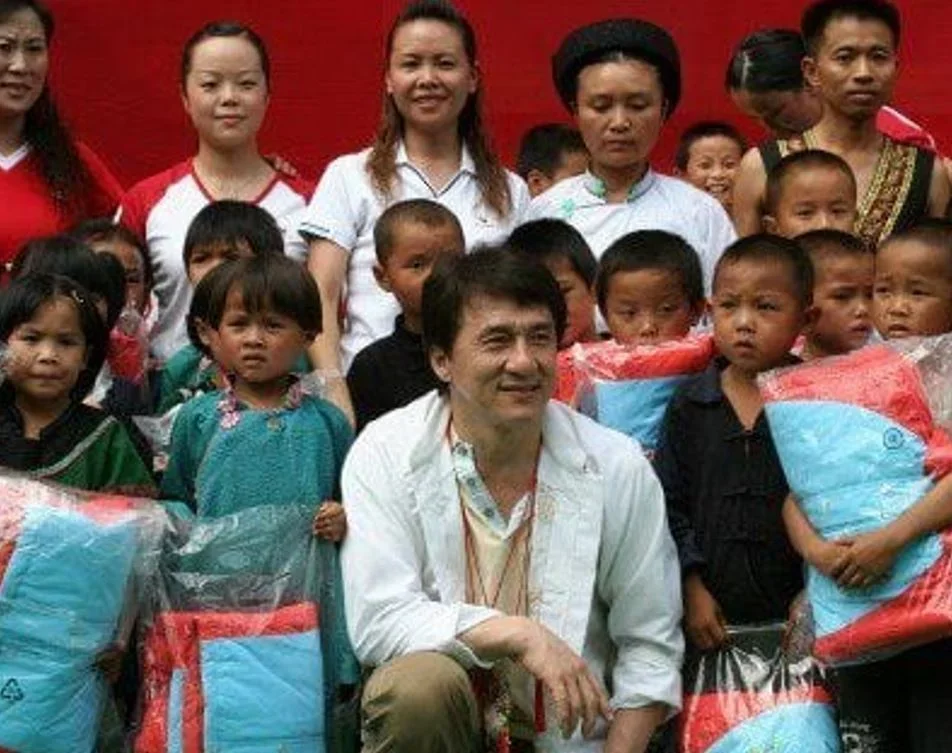 Ele é um defensor de causas sociais e filantrópicas, especialmente ligadas à educação, saúde infantil e preservação do meio ambiente. Em 1988, fundou a "Jackie Chan Charitable Foundation".