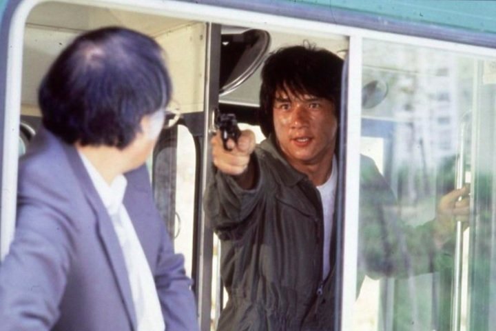 Nos anos 1980 e 1990, Jackie Chan se consolidou como superestrela com filmes como "Projeto China" (1983), "Police Story: A Guerra das Drogas" (1985) e "Quem Sou Eu?" (1998).