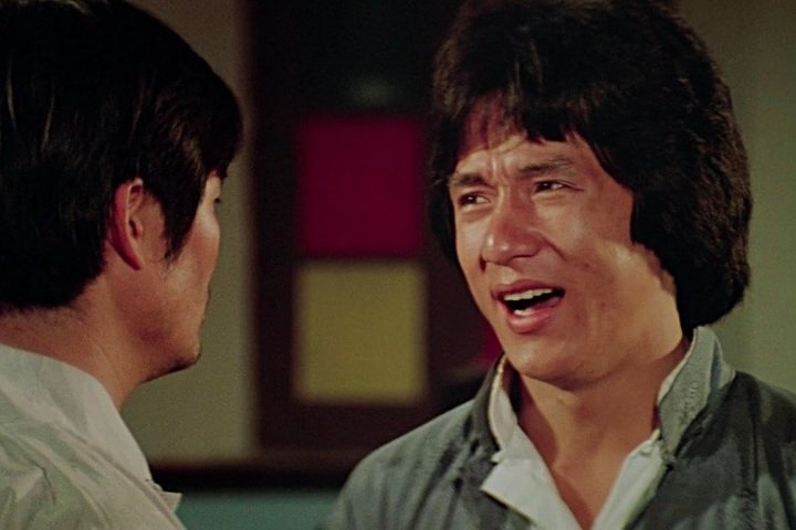 Seu primeiros grandes sucessos foram "Punhos de Serpente" (1978) e "O Mestre Invencível" (1978), dois filmes que misturavam kung fu com humor pastelão, transformando-o em ídolo na Ásia.