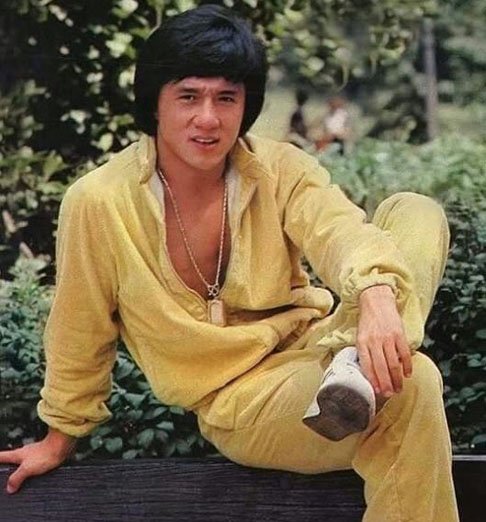 Nos anos 1970, Jackie Chan começou a trabalhar como dublê em filmes do astro Bruce Lee, entre eles "Operação Dragão", de 1973.