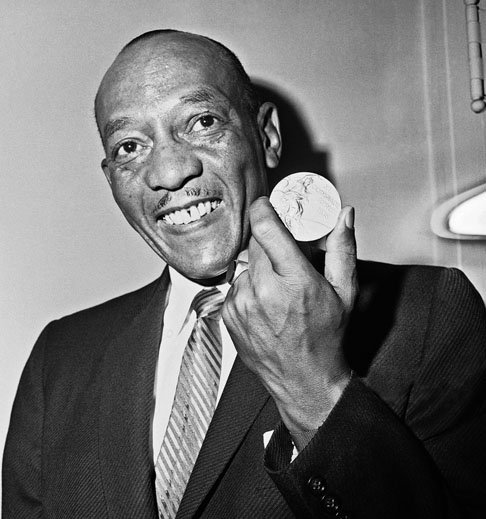 Owens declarou que sua maior decepção foi a falta de felicitações por parte do então presidente americano Franklin Roosevelt, que não mandou sequer um telegrama. Com as medalhas, ele foi saudado nas ruas, mas, ao se hospedar no hotel, teve que usar o elevador de serviço. Morreu de câncer aos 66 anos.-Reprodução do site oexplorador.com.br