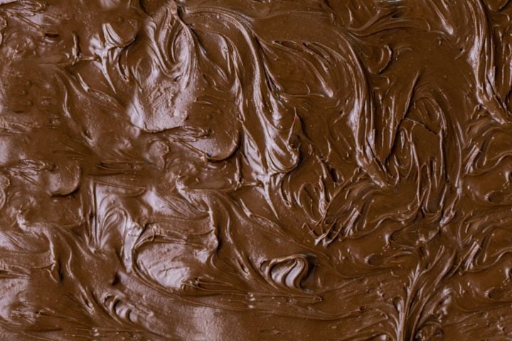 Vicia sim: A ciência já comprovou que o chocolate é muito viciante. Isso por conta da serotonina, que relaxa o corpo e traz uma sensação de satisfação. Para melhorar o sabor, alguns fabricantes de chocolate ainda adicionam café...-Kaffee Meister Unsplash