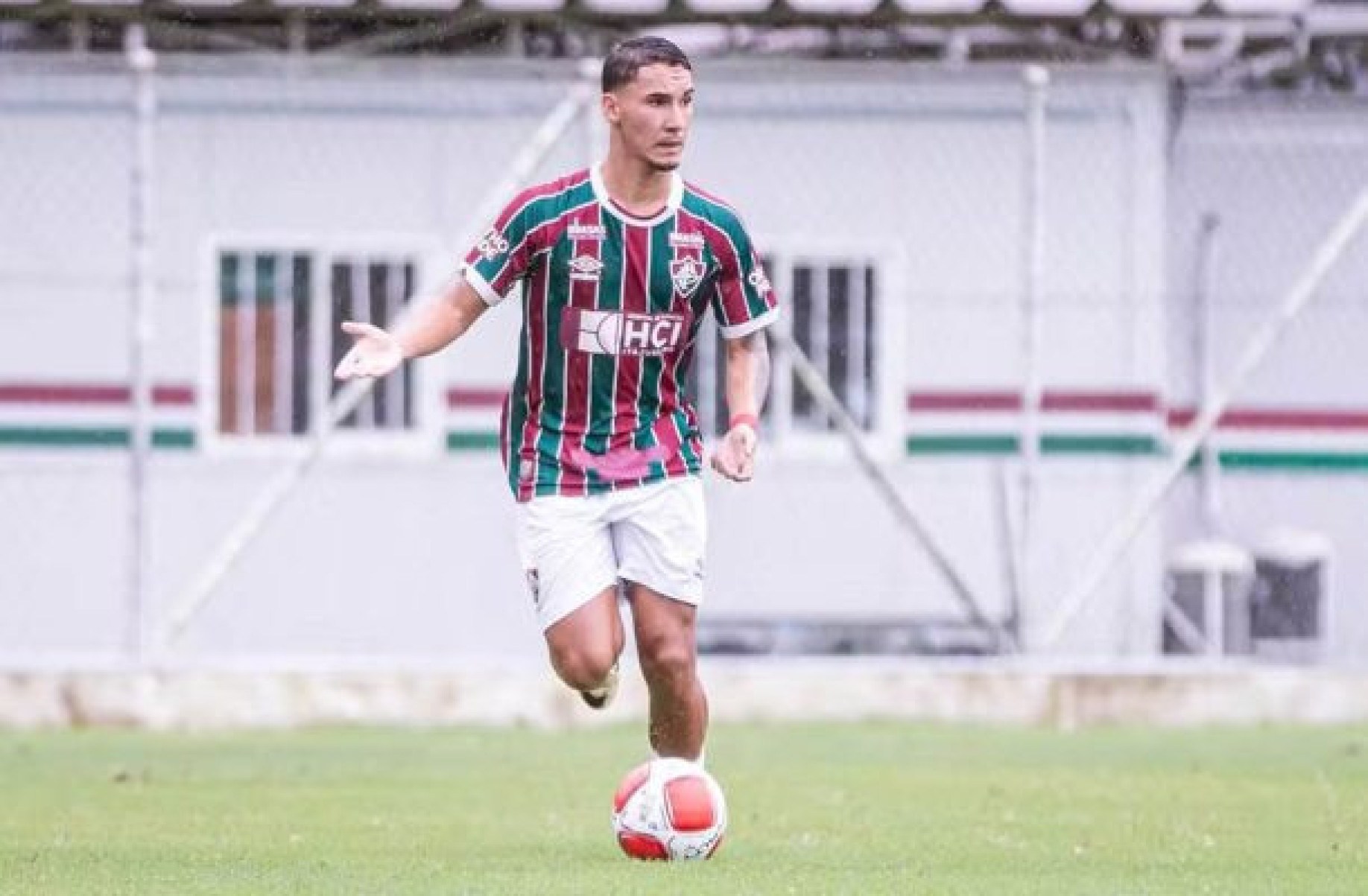 Com desfalques nas laterais, Renato Gaúcho observa joias da base do Fluminense