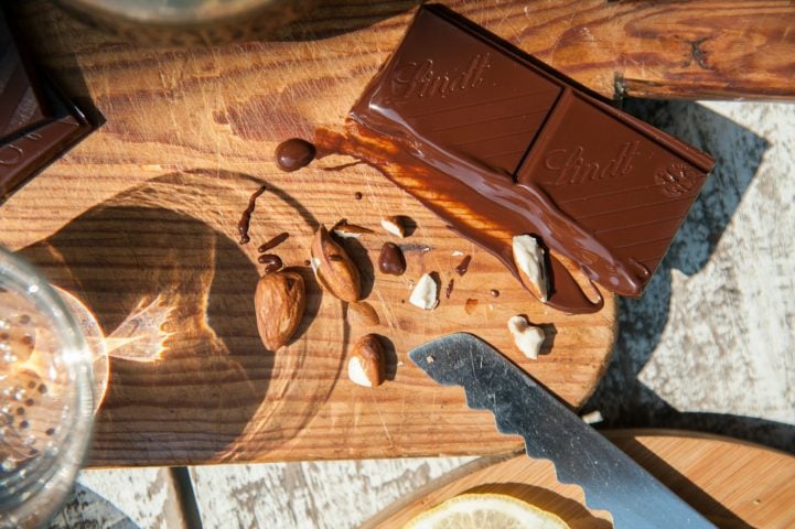 A qualidade dos ingredientes e o clamor nacional tornaram o chocolate suíço um dos mais populares do mundo.-Lisa Weinstein Unsplash