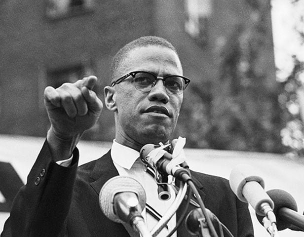 Malcolm X (1925-1965) - Revoltado com o assassinato do pai e violências sofridas pela mãe, Malcolm era radical. Defendia o Nacionalismo Negro nos EUA. Fundou a Organização para a Unidade Afro-Americana, de inspiração separatista. Convertido ao Islã, foi morto por muçulmanos extremistas.-Reprodução do site hipeness.com.br
