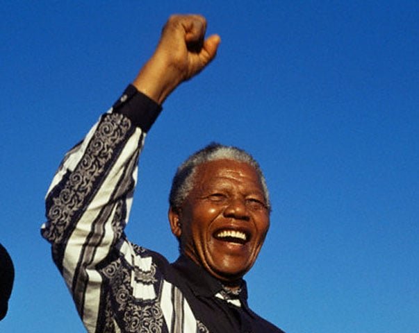 Eleito presidente da África do Sul em 1994, teve como vice o homem branco que foi seu antecessor: Frederick de Klerk, que já havia revogado leis raciais no país. Ambos receberam juntos o Prêmio Nobel da Paz de 1993. Mandela morreu aos 95 anos,  de infecção pulmonar. -Reprodução do Site One.org/international/blog