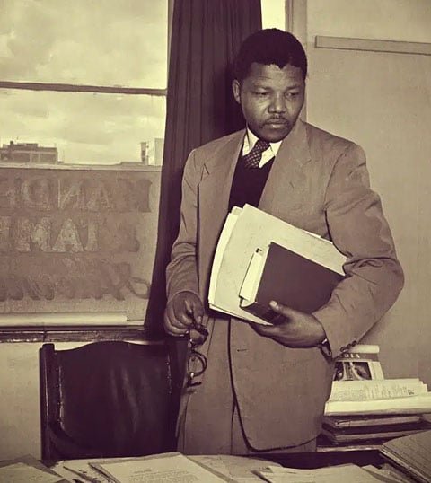 Nelson Mandela (1918-2013) - Advogado sul-africano, é considerado o mais importante líder da África Negra. Passou 27 anos na prisão, em Robben Island (sua cela hoje é ponto turístico) e foi libertado em 1990, após uma campanha internacional. -Reprodução do site conhecimentocientifico.com
fonte Rafael Zanatta