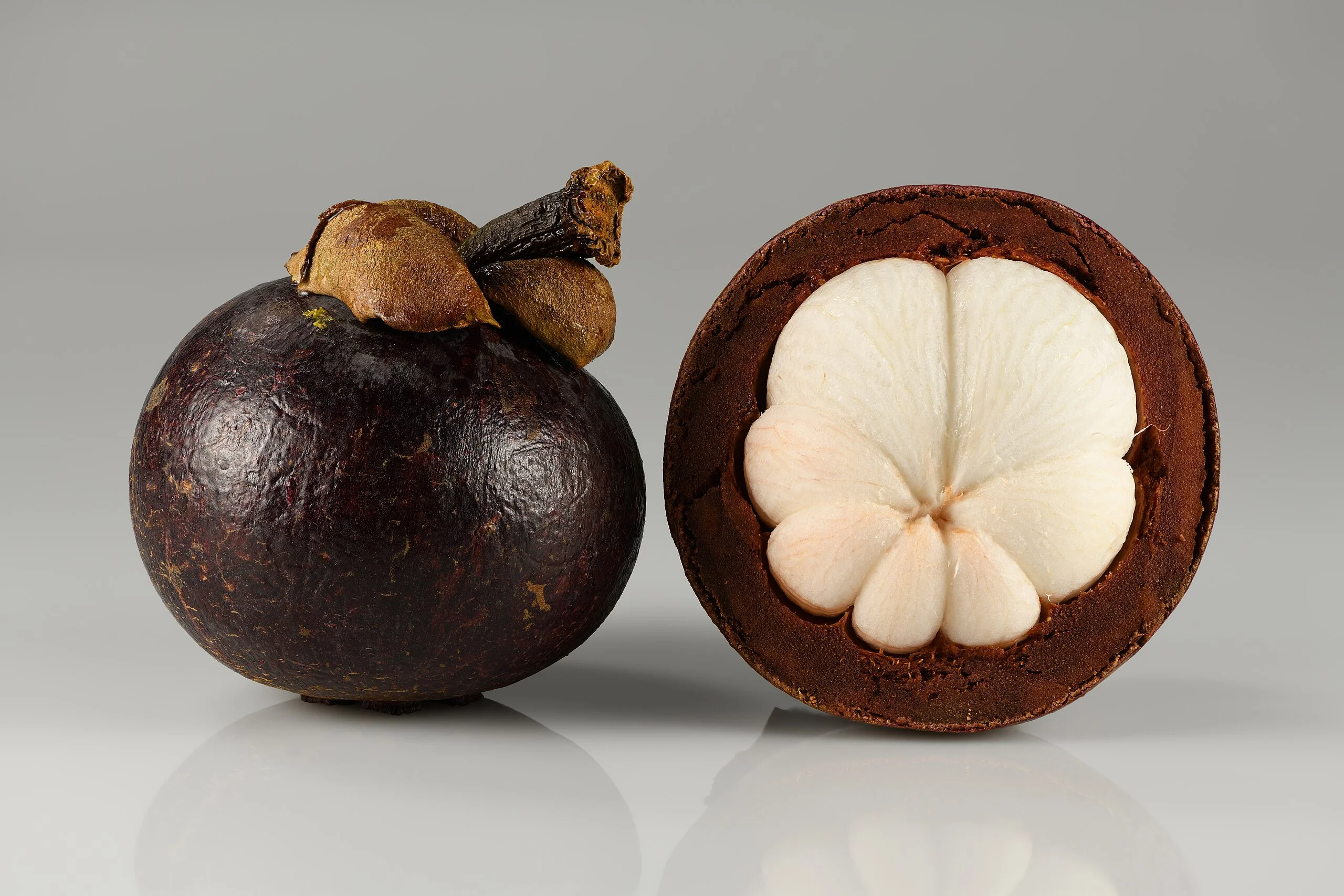1. Mangostão: É uma planta tropical originária das Ilhas da Sonda (hoje Indonésia, Malásia, Brunei e Timor Leste). Tem casca firme, roxa escura, que protege o fruto branco comestível. É macia, suculenta e doce, com notas de acidez. Consumida pura ou incorporada a sobremesas, saladas, smoothies, chás ou sorvetes. 