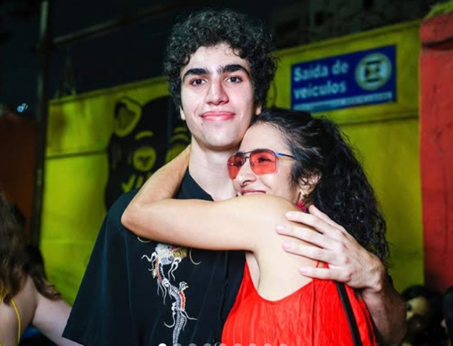 O ilustrador Mano Wladimir abraçado com a mãe, a cantora Marisa Monte