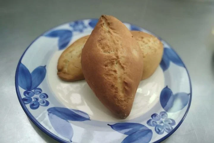 3) Marraqueta (Bolívia e Chile): Este pão é conhecido por sua crosta crocante e interior macio e areado. Também é conhecida como "pan batido" ou "pan francés" em algumas regiões. 