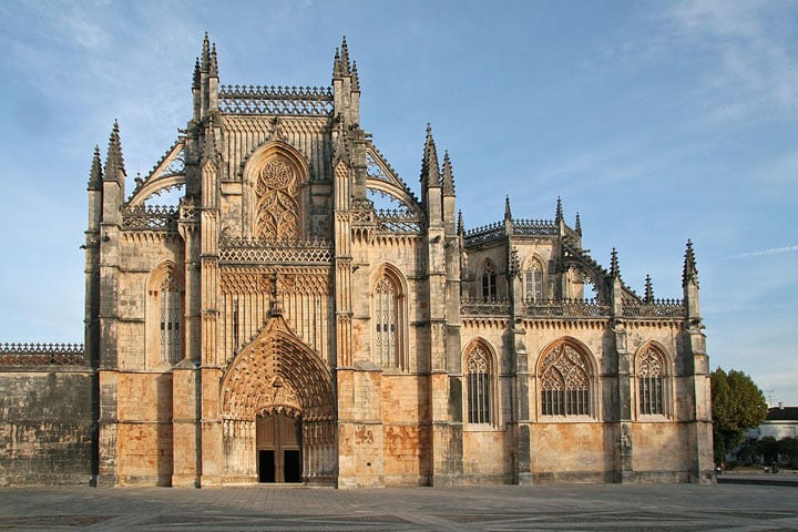 Mosteiro da Batalha - Nome popular dado ao Mosteiro de Santa Maria da Vitória, também chamado de Templo da Pátria. Fica no distrito de Leiria. Foi erguido entre 1387 e 1563, uma obra que durou dois séculos. -Waosberg - Wikimédia Commons