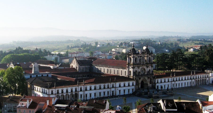 Mosteiro de Alcobaça - Inaugurado em 1252, é a primeira obra plenamente gótica em Portugal.  Sua construção começou em 1178 pelos monges da Ordem de Cister. -Waosberg - Wikimédia Commons