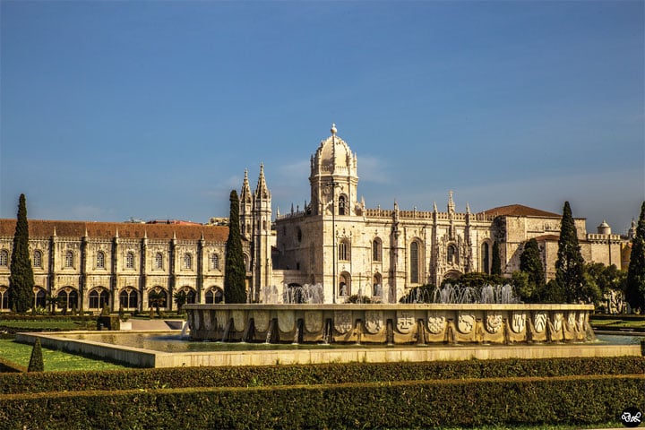 Mosteiro dos Jerónimos - Começou a ser construído em 1501 (1 ano após a descoberta do Brasil). A obra durou 100 anos. Fica em Lisboa, perto da Torre de Belém. Tem o mais notável conjunto monástico de arquitetura manuelina. Ligado à Casa Real Portuguesa e à epopeia dos descobrimentos. Símbolo da nação portuguesa. -Heart Shape - Wikimédia Commons