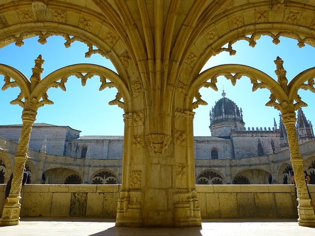 O claustro do mosteiro é o 1º do gênero em Portugal, com símbolos religiosos, régios e naturalistas. Neste mosteiro ficam túmulos de reis e personalidades marcantes da identidade lusitana, como os poetas Luís de Camões (1524-1580) e Fernando Pessoa (1888-1935), e o navegador Vasco da Gama (1469-1524).-LoggaWiggler - pixabay 