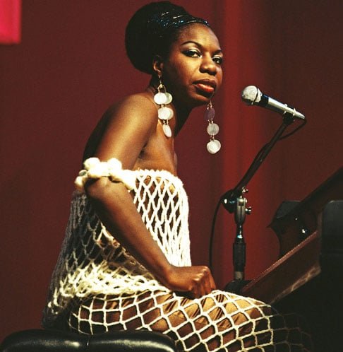  Nina Simone (1933-2003)- Cantora e pianista americana. Por ser negra, foi impedida de ingressar no Instituto de Música quando jovem.  Ganhou espaço em bares, misturando arte e ativismo. Sua canção "Mississippi Goddamn" tornou-se hino negro. Ela cantou no enterro de Martin Luther King.-Reprodução do Twitter @mefeater