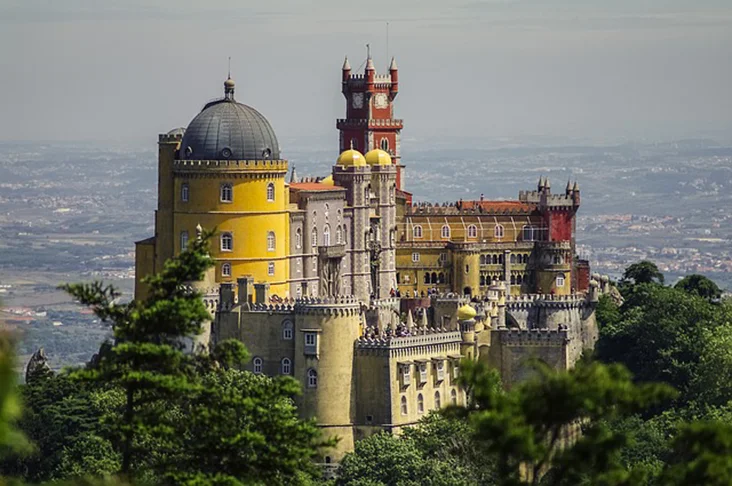 Palácio Nacional da Pena -  Inaugurado em 1854, fica em Sintra. Representa o estilo arquitetônico do Romantismo do século XIX. É o primeiro palácio nesse estilo da Europa. Mas também tem elementos neogóticos e detalhes com inspiração indiana. -Oleg Shakurov pixabay