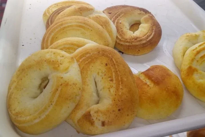 O Pan de Queso é mais macio e leve, enquanto o pão de queijo brasileiro tende a ser mais crocante e firme.
