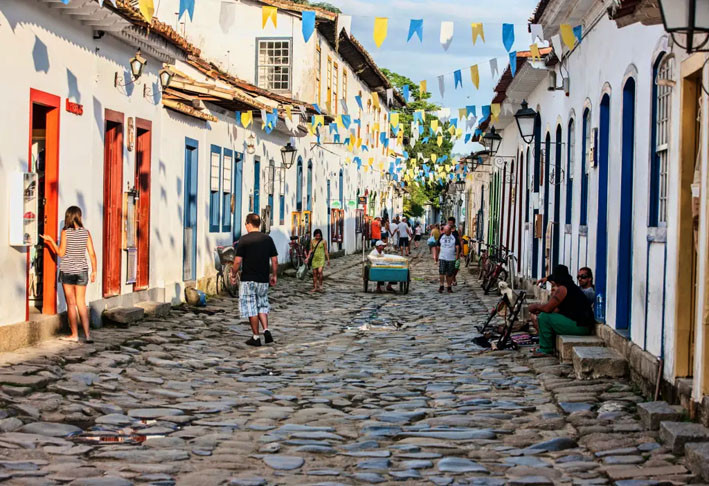 As ruelas do Centro Histórico ainda têm o calçamento chamado de pé-de-moleque, que era feito por escravos para a passagem de carroças e carros de boi.  