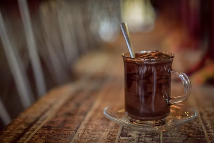 Quando o chocolate chegou à Europa no século 16, era considerado uma bebida muito luxuosa e era consumido principalmente pelas classes mais altas.-pexels R. Fera