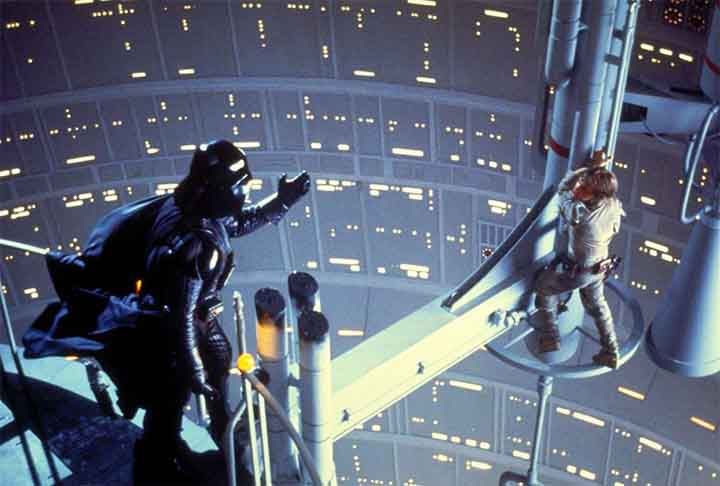 Star Wars: Episódio V - O Império Contra-Ataca (1980): uma das maiores reviravoltas da história do cinema. Quem nunca ouviu a frase "I am your father" (Eu sou o seu pai)? A segunda parte da trilogia original de Star Wars é conhecida por seu desenvolvimento de personagens, momentos emocionantes e a famosa revelação que muda o curso da saga. A mistura de aventura, drama e efeitos visuais revolucionários solidifica seu status como um clássico do cinema.