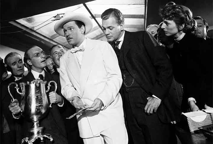 Cidadão Kane (1941): dirigido e estrelado por Orson Welles, é um dos filmes para a história. Narra a vida de Charles Foster Kane, um magnata da mídia cuja morte é marcada por um enigma sobre a última palavra que ele pronunciou. O filme é contado através de uma série de flashbacks, enquanto jornalistas investigam o significado de "Rosebud", a palavra final de Kane. A obra é amplamente considerada uma das mais influentes da história do cinema.