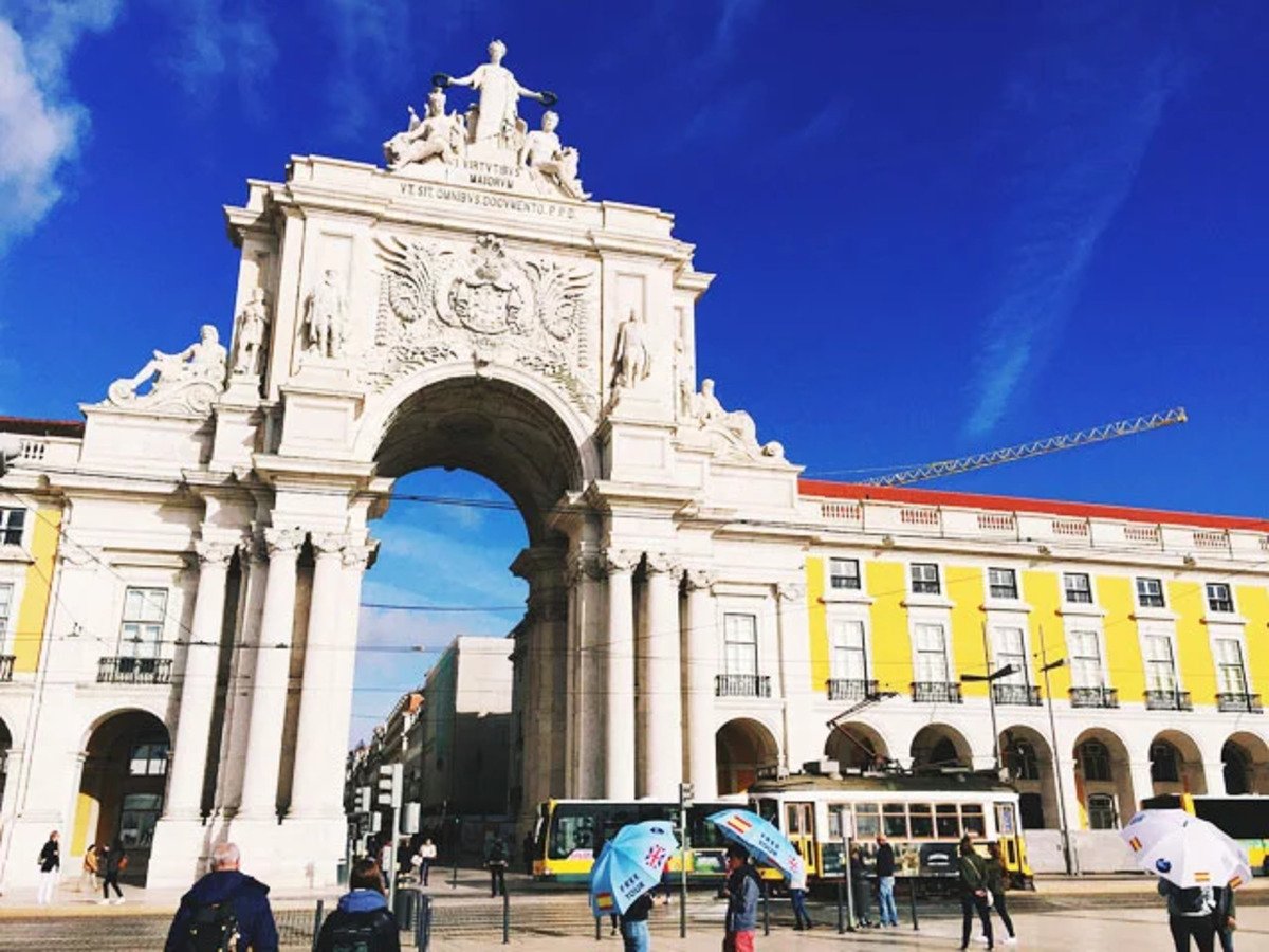 Portugal é um dos países que mais atraem os brasileiros na Europa, até pela identificação por causa do idioma. Muitos, inclusive, tentam morar em Portugal, embora, atualmente, o elevado preço dos imóveis faça com que muitos brasileiros acabem montando tendas para viver nas ruas, como o FLIPAR já mostrou. -Nicholas Cole - Wikimédia Commons
