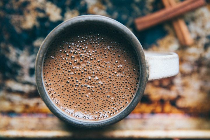 Antes era só bebida: As antigas civilizações mesoamericanas (maias e astecas) apreciavam muito o cacau e, a partir dele, preparavam uma bebida chamada "xocoatl" ou "chocolatl", que tinha um significado sagrado e era usado em rituais e cerimônias.-Rachael Gorjestani Unsplash