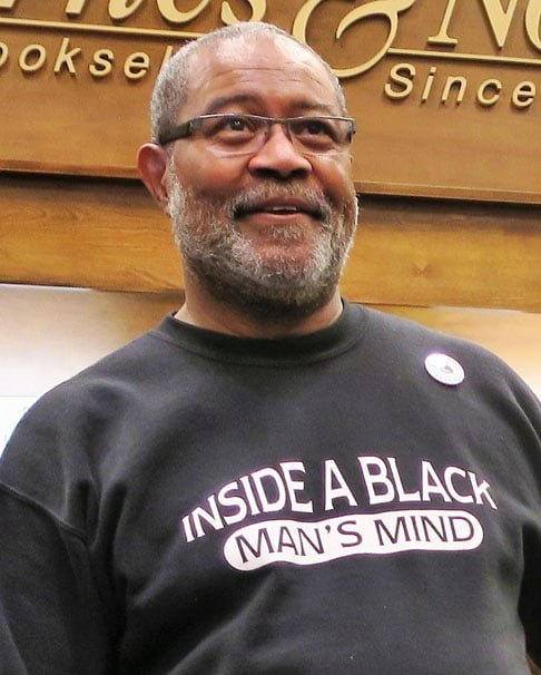 Ron Stallworth - Nascido em 18 de junho de 1953. Primeiro policial negro de Colorado Springs, no Colorado. Trabalhou infiltrado na Ku Klux Klan (grupo que matava negros) no fim dos anos 70, fingindo ser branco por telefone. -Reprodução do site aventurasnahistoria.uol.com.br - Wikimédia Commons