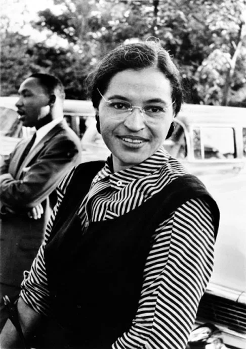  Rosa Parks (1913-2005) - Símbolo do movimento negro nos EUA, ficou famosa em 1/12/1955 quando se recusou a ceder seu lugar num ônibus para um branco. Seu gesto foi o estopim para o boicote aos ônibus. Os negros deixaram de usar esse meio de transporte, causando prejuízo às empresas.-Reprodução do site belezablackpower.com.br