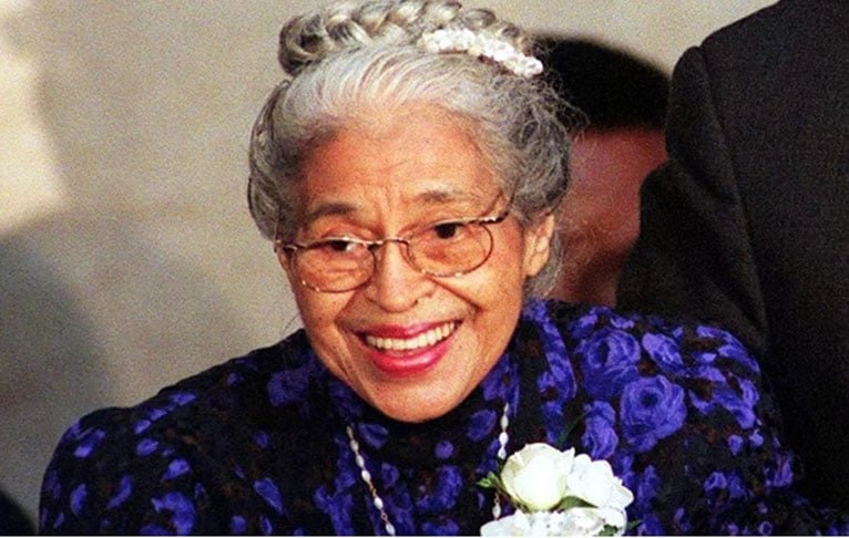 O esforço deu resultado. Após 1 ano de boicote, a Suprema Corte dos EUA, finalmente, considerou inconstitucionais as exigências de segregação nos ônibus no Alabama. Rosa foi homenageada em diversas ocasiões, recebeu comenda de Bill Clinton e morreu aos 92 anos, de causas naturais. -Reprodução do site belezablackpower.com.br