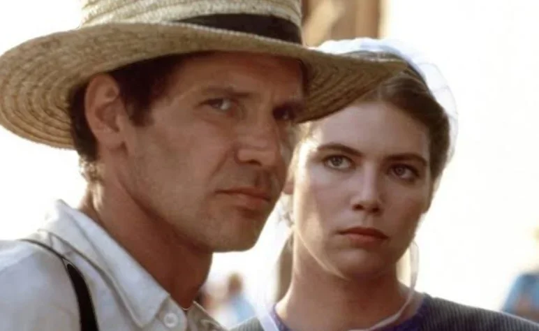 O filme "A Testemunha", com o ator Harrison Ford, mostra o modo de vida dos amish nos Estados Unidos. Homens usando ternos e chapéus pretos e mulheres com a cabeça coberta por um capuz branco e com um vestido preto.