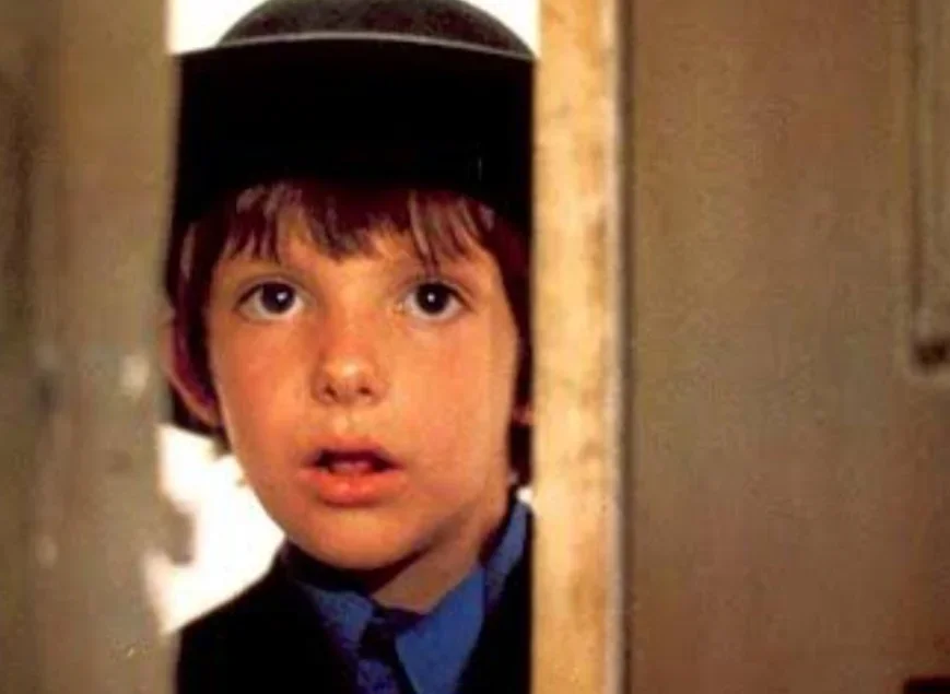 Os amishs, portanto, não obrigam ninguém a permanecer na comunidade. O rito de passagem chama-se "rumspringa", que o jovem pode fazer o que quiser e experimentar o mundo externo. 