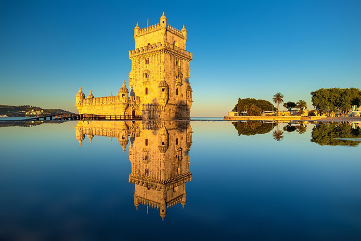Torre de Belém - Em 11/1/1907, há 115 anos, a Torre de Belém (Lisboa) foi classificada como Monumento Nacional de Portugal. Mais um título para a bela fortificação, à margem do Rio Tejo, construída para proteção do território entre 1514 e 1520. Na época, os gajos começavam a explorar o Brasil recém-descoberto por Pedro Álvares Cabral. -Julius Silver - pixabay