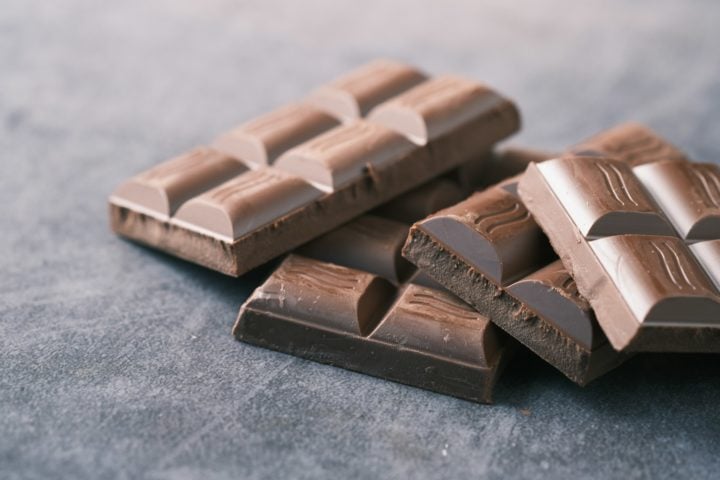 Esqueça a geladeira: A forma ideal de guardar chocolate é em um lugar fresco e seco; nunca deve ser colocado na geladeira! O chocolate pode ficar esbranquiçado devido à migração da gordura do cacau para a superfície e isso pode afetar seu sabor original.-Towfiqu barbhuiya Unsplash