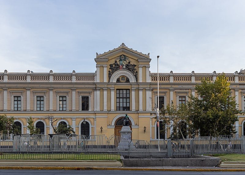 No dia 17 de setembro de 1842, foi fundada a Universidade do Chile, a mais antiga em atividade no país andino. 
-Rjcastillo/Wikimedia Commons