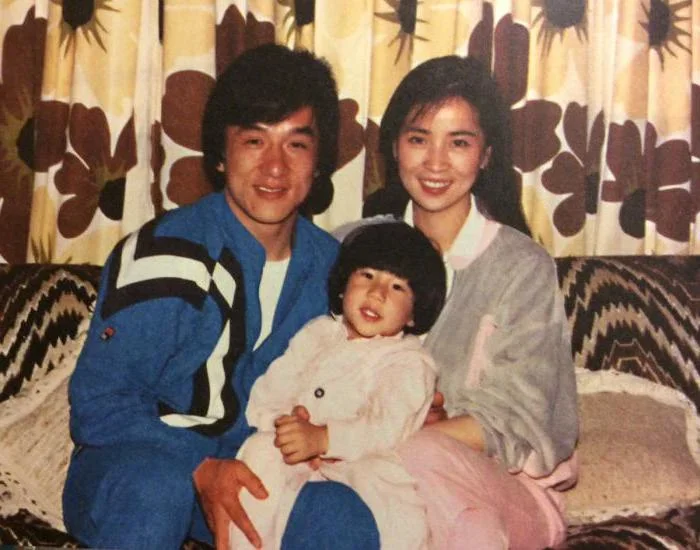 Fora das telas, Jackie Chan casou-se com a atriz taiwanesa Lin Feng-jiao em 1982, após um relacionamento secreto. Eles têm um filho, Jaycee Chan, que também é ator.