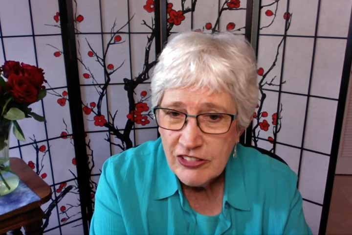 “O labirinto [para meditação] é um caminho seguro em tempos imprevisíveis”, diz a Reverenda Lauren Artress, que fundou a organização sem fins lucrativos Veriditas em 1996 para ajudar a "lotar o planeta de labirintos".