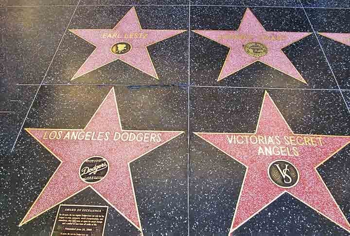 A CalÃ§ada da Fama (Hollywood Walk of Fame, no original em inglÃªs) se estende por 15 quadras ao longo de mais de dois quilÃŽmetros entre as ruas Hollywood Boulevard e Vine Street. 

