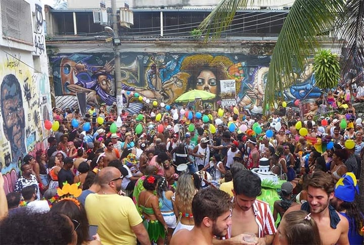 Sexta-feira (20h30) - Participar de uma roda de samba na Pedra do Sal.  Ali é monumento histórico onde chegavam navios com negros na época da escravidão. Ponto central da chamada Pequena África, preserva a cultura afro-carioca.  