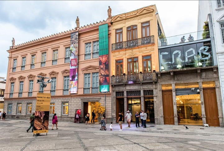 Sábado (10h) - Visitar o Centro de Referência do Artesanato Brasileiro (CRAB) e comprar presentes na loja do museu. Fica na Praça Tiradentes, no Centro do Rio. 