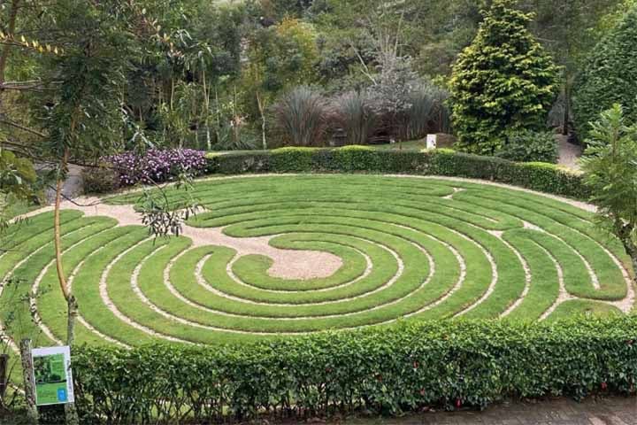 Jardins em forma de labirinto desafiam o senso de direção dos visitantes