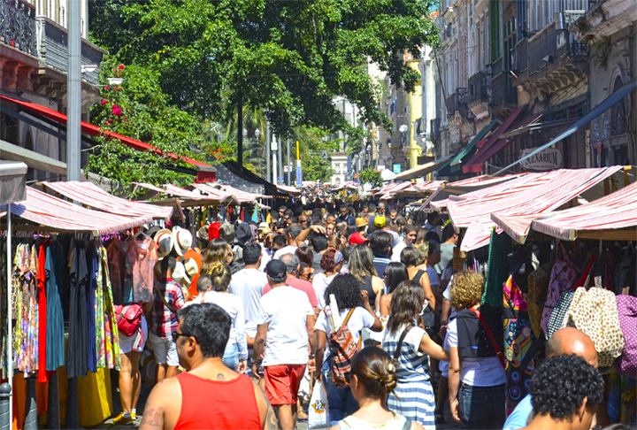 Sábado (11h30) - Visitar a Feira do Lavradio, que vende antiguidades. Essa feira funciona há duas décadas no Centro do Rio.  
