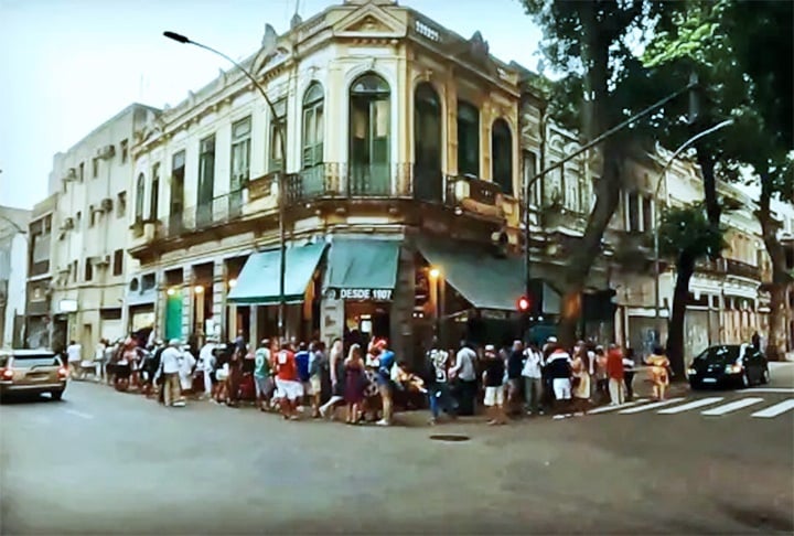 Sábado (13h) - Almoçar na Rua do Senado e visitar o Armazém Senado, fundado em 1907, tem música ao vivo. Patrimônio Cultural Carioca, fica na Avenida Gomes Freire, no Centro. 