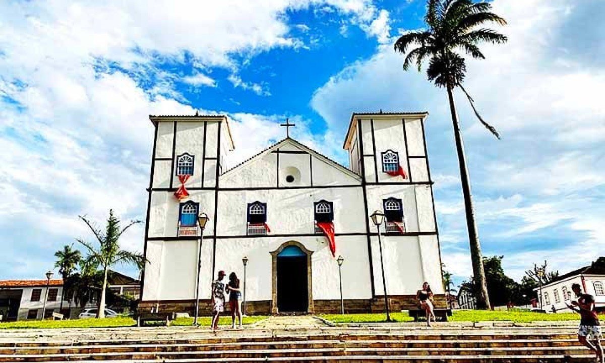 A santa fica exposta na igreja matriz Nossa Senhora do Ros&aacute;rio, no centro hist&oacute;rico de Piren&oacute;polis, cidade com pouco mais de 25 mil habitantes, segundo dados do IBGE.  